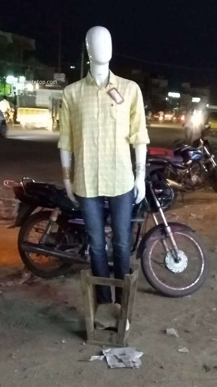 A Funny picture infront of shopping mall